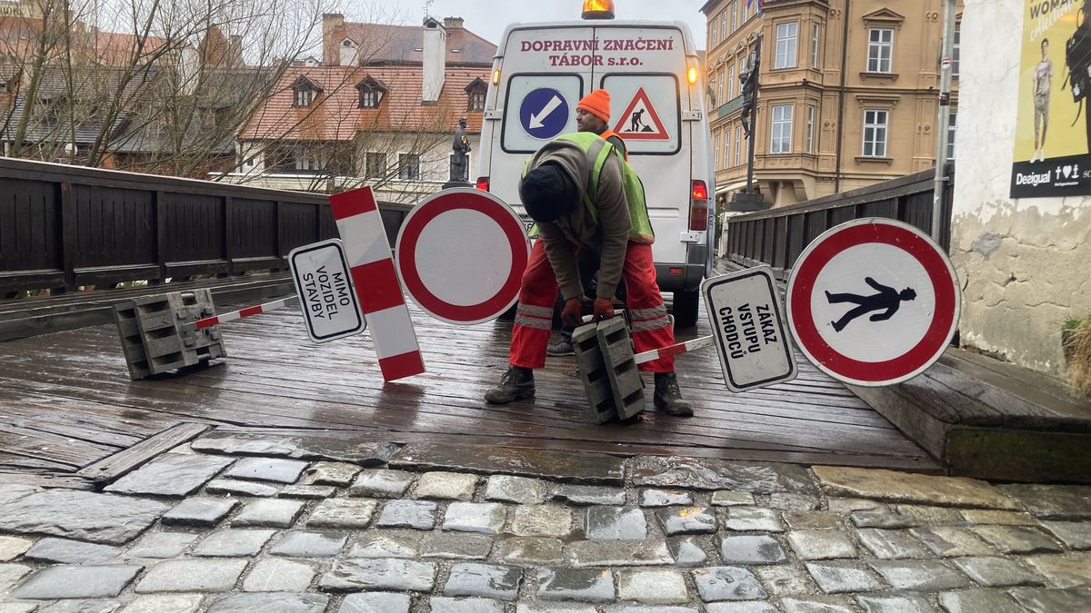 V Krumlově uzavřeli Lazebnický most, obchodníci si naříkají